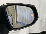 隣車線を走る車両をレーダーで検知し、ドアミラーでは確認しにくい後側方エリアに存在する車両に加え、急接近してくる車両も検知します。車両を検知するとドアミラーに搭載されたLEDインジケーターが点灯します。