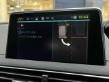 駐車時にステアリング操作をサポートする便利なパークアシストも装備。