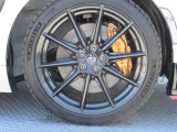 メーカーオプションのブレンボ製ブレーキシステム。 タイヤサイズは 215/40R18