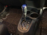 操作しやすいATシフトです。 シフトチェンジを気にしなくていいので運転だけに集中できますね。 自然と手に届くところにある、手になじむ形状のシフトノブがいいですね。