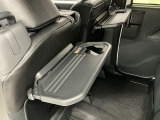 【格納式シートバックテーブル】車内でのお食事などで活躍♪カップホルダーも備えています。