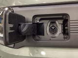 普通充電は6kWの高い出力で行うため、満充電まで約4.5時間という早さです。ホンダエンブレムの左側の蓋を押して開けます。あとは充電コネクターを差すだけで充電開始です。