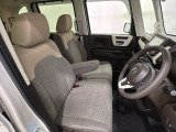 女性でも運転がしやすいようにシートの高さ調整機能(シートリフター)がついています。運転席と助手席の間が空いている為、助手席側への移動がスムーズです。交通量の多い道でも助手席側から乗り降りができます