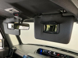 【サンバイザー】車内で身だしなみを整えるためのバニティミラーがセット。お化粧直しや髪型のチェックに活用できます。