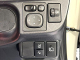 【電動格納ミラー】サイドミラーは電動格納式となっており、狭い駐車場でもキズがつくリスクを抑えられます。