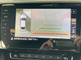 ギアをリバースに入れると車両後方の映像を映し出します。画面にはガイドラインが表示され、車庫入れや縦列駐車などの際に安全確認をサポートします。