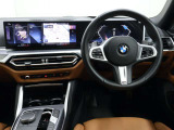 視線の先に自然と情報が集まり必要な操作へスムーズに手が届くBMWならではのコックピット。洗練されたデザインと上質な素材が調和し乗り込んだ瞬間からドライバーの走る歓びを日常に感じる空間です。