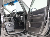 運転席・助手席ドアは開口範囲が広く、とても乗りやすいですよ!収納スペースもあります!