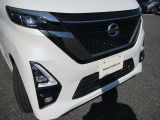 『LEDヘッドライト』通常のハロゲンライトに対して発光部分の発熱を抑えることで省電力につながる技術です。デザイン性も自由度が高いため、今後クルマのヘッドライトはLEDが主流になります☆