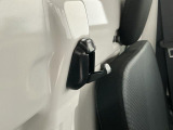 【フック】フックの用途は様々。手荷物のバッグや買い物袋、ビニール袋をぶら下げてゴミ箱にしても良いですね♪