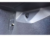 お買い物袋をかけられる、フックが備わります。