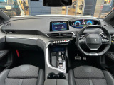 美しく張り詰めた空気感を醸し出すi‐Cockpit!ドライバーが求める情報と操作機能はここに集約されています。