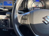 運転中、前方から目線をそらすことなく、オーディオ等の操作が可能な便利なステアリングスイッチ。安心で快適なドライブが楽しめます。