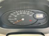 走行距離や速度など、運転に必要な情報が視認しやすいメーターです。運転に集中できる、シンプルで分かりやすいデザインが魅力です。安全運転をサポートします。