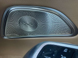 高品位なサウンドを実現するBurmesterサウンド。車内全体を包み込むサラウンドの響きは、長距離ドライブを至福の時間に変えてくれます。美しいアルミ製スピーカーカバーが、インテリアをより一層華やかに彩ります。