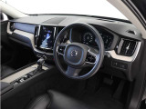 インストルメントパネルは僅かに運転席側へと傾けられているほか、余計なスイッチ類を可能な限り排し、運転に集中しやすい環境を造り出しています。