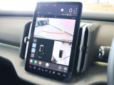 これまでのボルボではバックカメラと360&deg;カメラの切り替え式でしたが、EX30ではディスプレイの広さを活かして同時表示されます