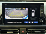 後方の映像と車両周囲の表示を確認でき、駐車時の後退をサポートします。画面の目安線も参考にしながら、周囲を直接確認して安全に操作できる便利な装備です。