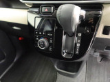 【オートエアコン】一度お好みの温度に設定すれば、車内の温度を検知し風量や温度を自動で調整。暑い&hellip;寒い&hellip;と何度もスイッチ操作をする必要はありません。快適な車内空間には必須の機能ですね