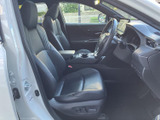 ゆったりとした形状のシートと、運転席まわりまで見渡しやすい視界が魅力です。乗り降りしやすい開口部で、毎日の移動から長時間の移動まで快適に過ごせる空間です。
