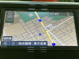地図と現在地が画面に表示され、目的地までの道順を確認する際に便利です。地図の拡大や表示変更にも対応しており、行き先を設定する場面でも使いやすさを感じられます。