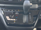オートエアコンで温度調整も楽チン!四季を問わず快適に運転することが出来ます。