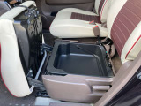 助手席をあけると荷物を入れることができますので、小物を入れることができます。