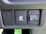 急速充電時は、車内の専用スイッチを操作することで充電口の蓋が開く仕組みです。車内からの操作に限定することで、誤接続や差し間違いを防ぐ安全性の高い設計となっています。