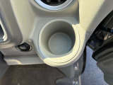 手の届く所にドリンクホルダーが有ります。