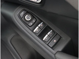 運転席ドアにはパワーウィンドウスイッチが集約され、ドアミラー調整スイッチも装備!1か所で簡単に操作が可能です!