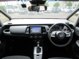大きなフロントガラスで広々とした視界の運転席まわりです。