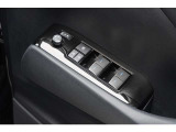スイッチ一つで窓を開け閉めできるパワーウィンドウスイッチです。