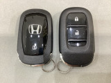 スマートキーを装備しています。鍵を差し込むことなくドアロックの開け閉めと、スタートボタン操作でのエンジンスタートができます。スペアキーも同じものを用意しております。