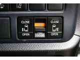 両側電動スライドドアはドアの直接操作以外にも運転席からのスイッチ操作やリモコン操作でも開閉が可能!狭い駐車場などでもドアの開閉が楽々・安心ですね!
