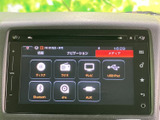 ディスクやラジオ、テレビ、USBなどのメディア項目をまとめて表示。使いたい音源を画面で選びやすく、普段の移動中も好みに合わせた音楽や放送を楽しめます。