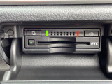 【ETC】有料道路を利用する際に料金所で停止することなく通過できる、ETC車載器(ノンストップ自動料金収受システム機器)が装備されています。セットアップを行うことで利用可能になります。