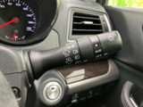 レバーには各種表示があり、操作内容を目で確認しやすい仕様です。運転席から手の届く位置にまとまり、走行中も必要な操作を手元で行いやすく、日々の運転をスムーズにサポートします。