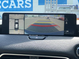 後方映像に加えて車両周囲の状況も画面で確認でき、駐車時の安全確認をサポートします。ガイド表示を目安にしながら、周囲に気を配って落ち着いて駐車できます。