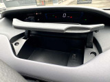 運転席前にも収納とUSB電源ソケットが装備されており便利です。
