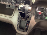 インパネシフトを採用しているので、前席の足元も広々としています。運転席と助手席の行き来もスムーズです!