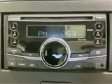 中央の表示部と大きなダイヤル、周囲のボタンがまとまっており、運転席から視認しやすいレイアウトです。選局や音量などの操作部が並び、日常の移動中にも扱いやすい装備です。