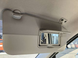 サンバイザーに鏡がついていますので、車から降りる前に身だしなみチェックが出来ます。