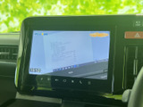停車中にテレビ番組や映像を楽しめる画面を備えています。待ち時間や休憩中に過ごし方の幅が広がり、画面上の表示も確認しやすいのがうれしいポイント。日常のさまざまな場面で活用できます。