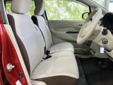 明るい色合いのシートとドア内張りで、車内はすっきりとした印象です。前席は視界を確保しやすく、座面と背もたれが身体を受け止める形状で落ち着いて過ごせます。