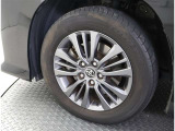 かっこいいホイールですね。 車のイメージを大きく左右するホイール部分はコダワリを持ちたいですね。
