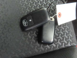 スマートキーです。バッグやポケットに携帯していれば、キーを取り出さなくてもドアの解錠・施錠ができます。エンジンの始動はブレーキを踏みながらパワースイッチをワンプッシュするだけです。