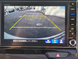 目安となるガイドライン付きのバックカメラを装備しているので、慣れない場所での車庫入れも安心です。