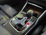 iDriveコントローラーはナビ等のディスプレイ操作を行うものです。最先端の人間工学に基づいて設計されたコントローラーは、扱い方もごくシンプルなためすぐにその使い方を理解して直感的に操作することができます。