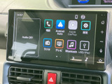 ラジオやテレビ、Bluetoothなどのメニューが画面に並び、使いたい機能を選びやすい表示です。スマートフォン連携の項目もあり、毎日の移動に合わせて活用できます。