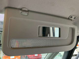サンバイザーに鏡がついていますので、車から降りる前に身だしなみチェックが出来ます。